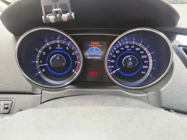 Hyundai Sonata 2011 2.0L Auto Leading Edition — фото 4