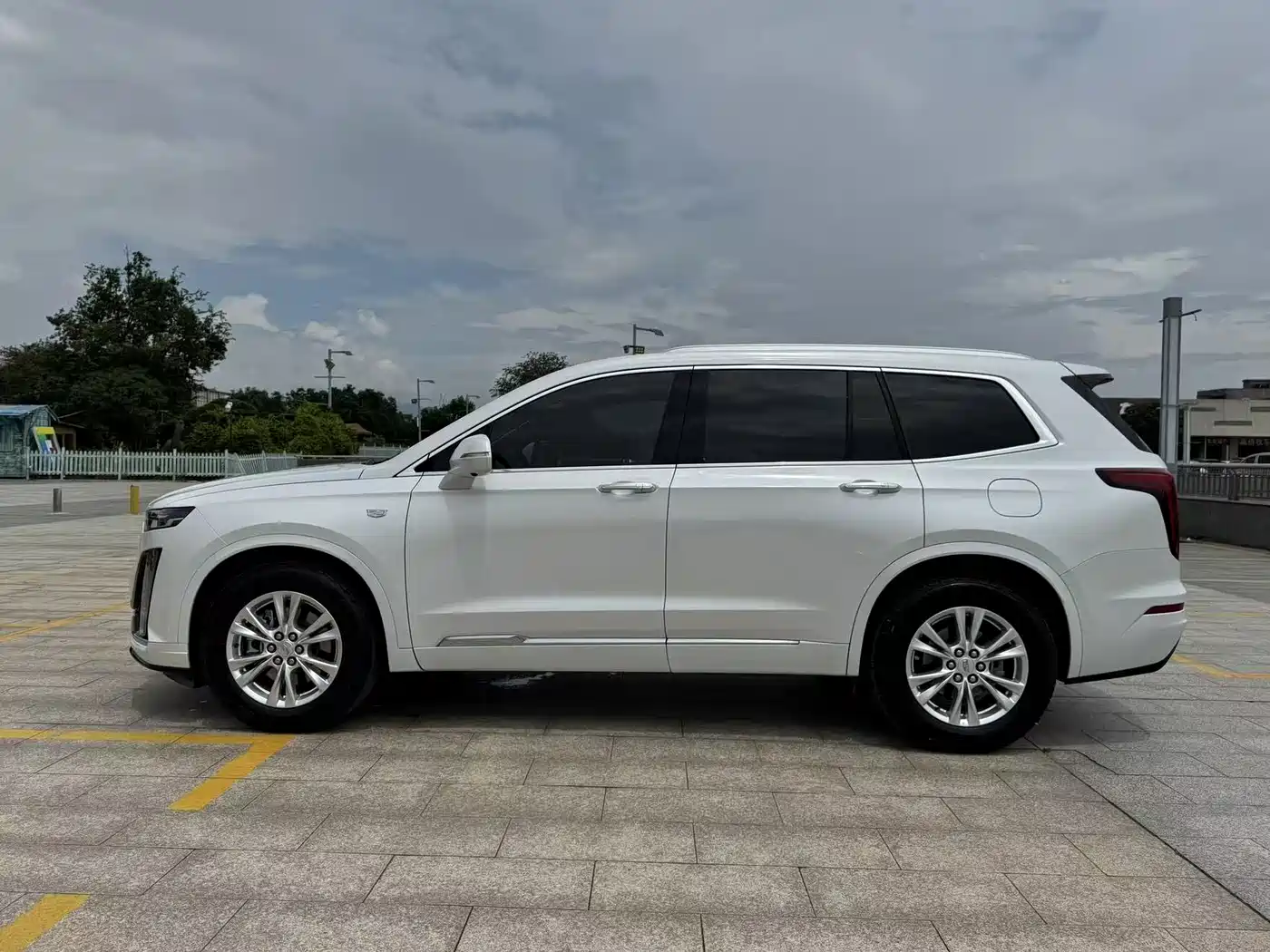 Photo 4 - Cadillac XT6