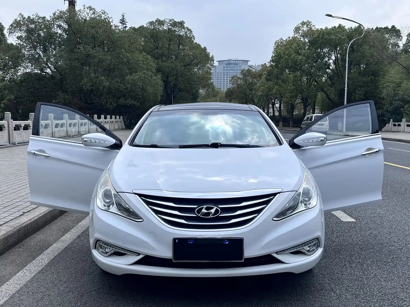 Hyundai Sonata 2013 2.0L Automatic Luxury Edition фото 8