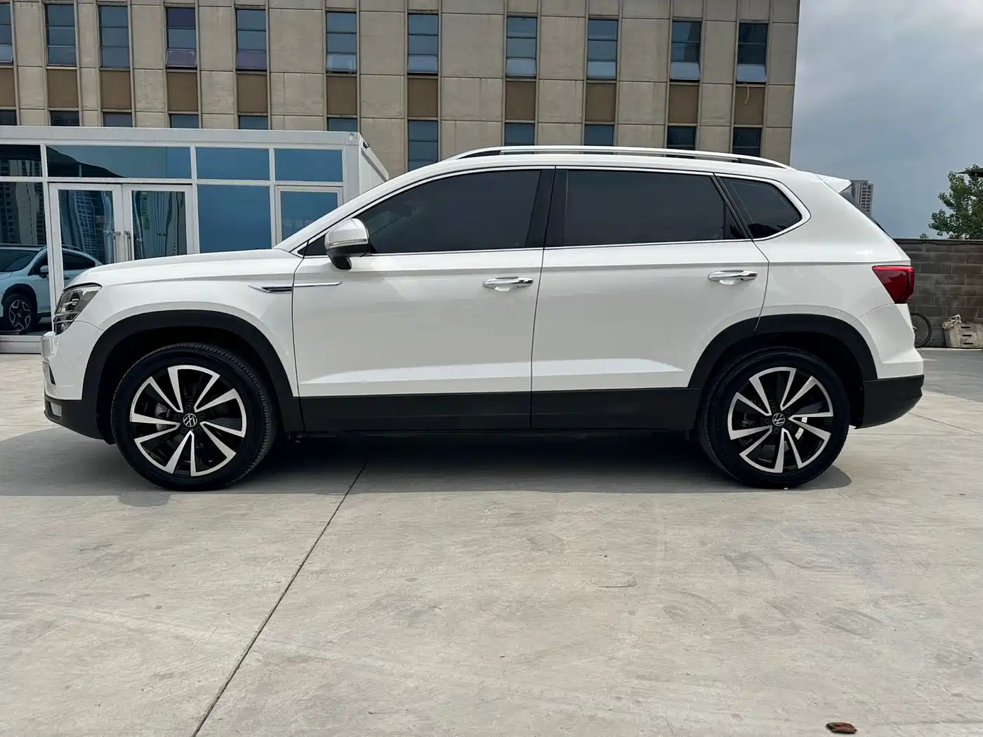 Volkswagen Tharu 2022 280TSI FWD Luxury Edition фото 3