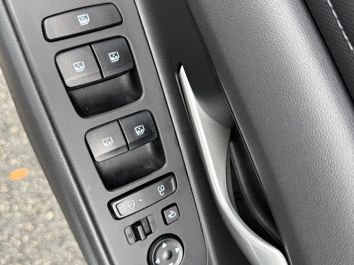 Hyundai Elantra 2022 1.5L CVT LUX Premium Edition фото 19