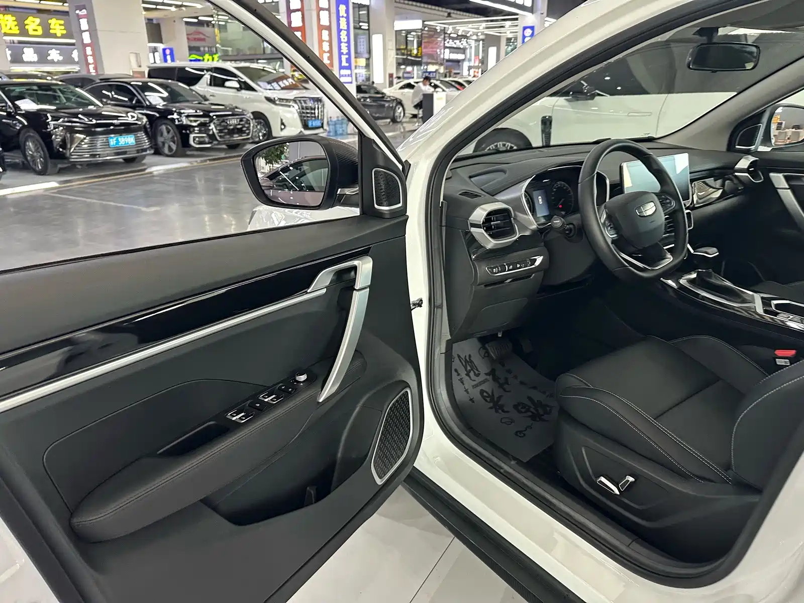 Фото 6 - Geely Coolray