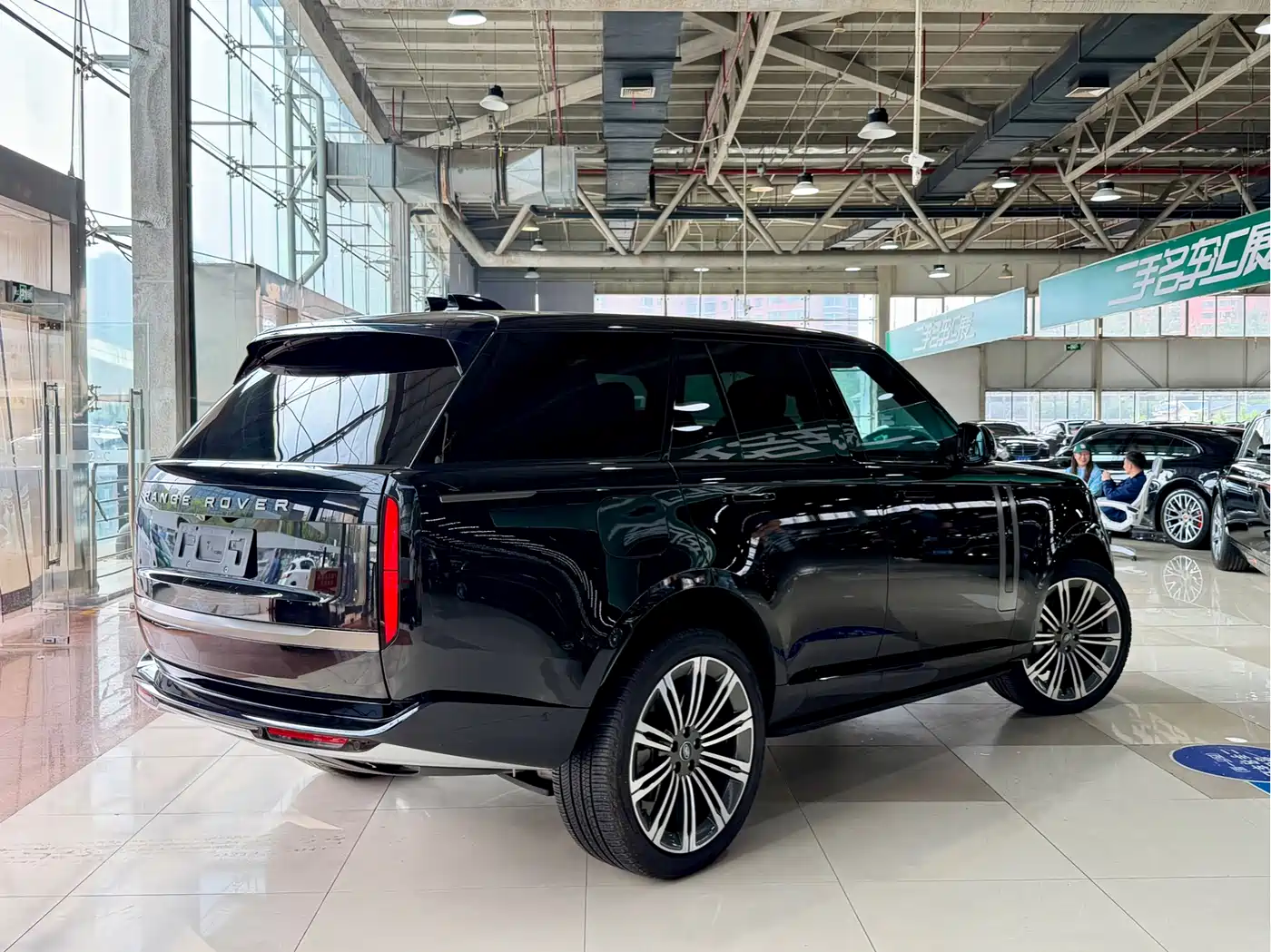 Land Rover Range Rover 2023 3.0 L6 360PS Golden Age Edition фото 34