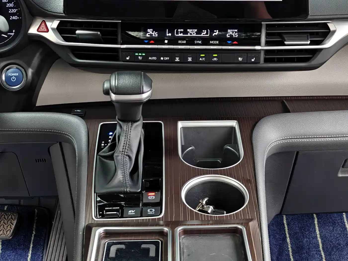 Toyota Granvia 2023 2.5L Hybrid Prestige PLUS Edition фото 10