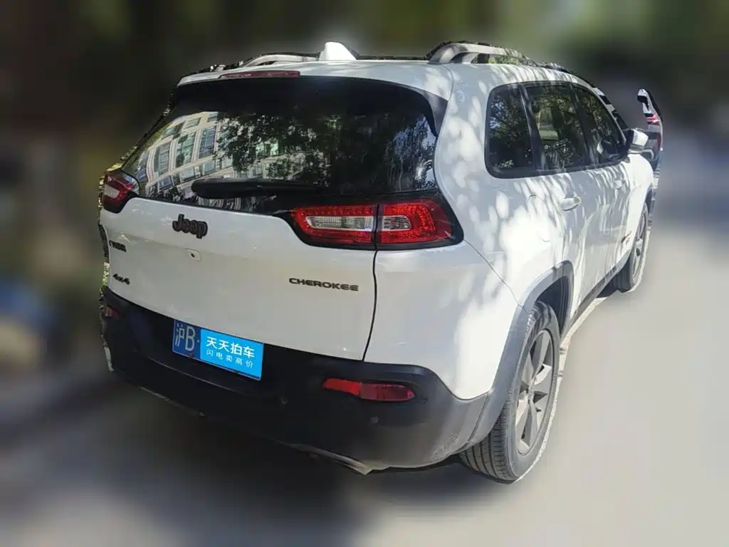 Photo 2 - Jeep Cherokee