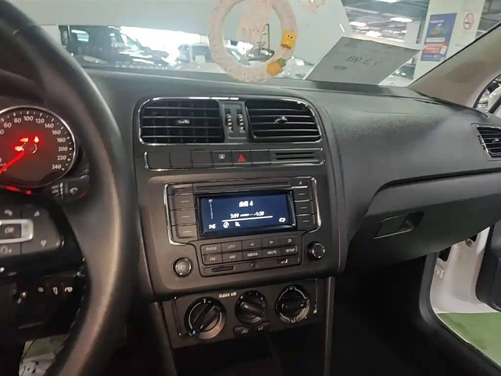 Volkswagen Polo 2016 1.6L Automatic Comfort фото 13