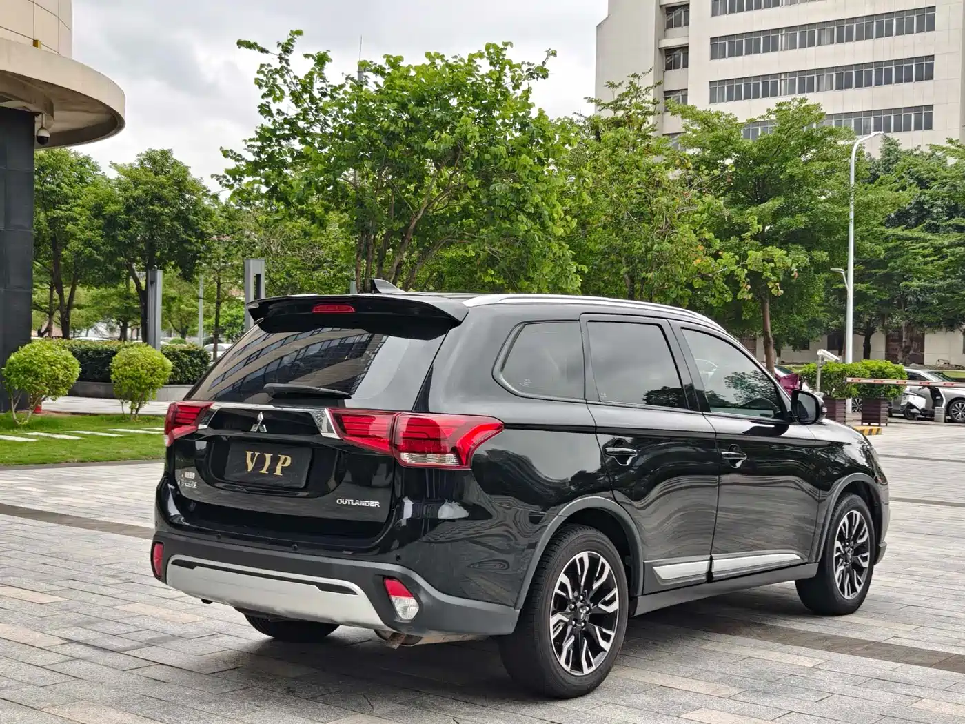 MITSUBISHI OUTLANDER