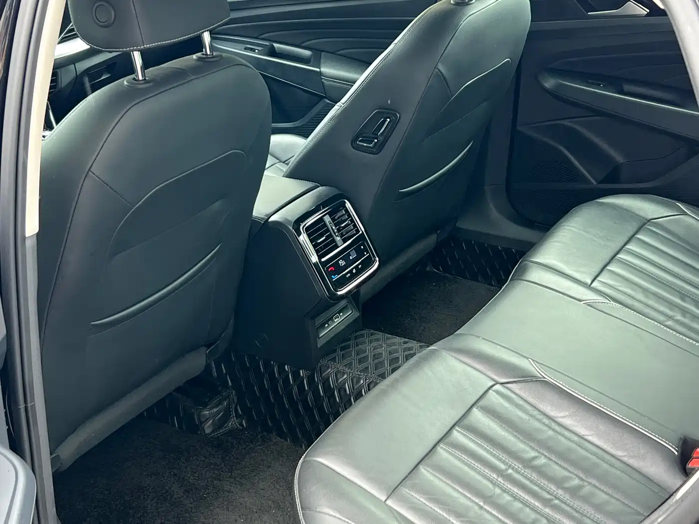 Volkswagen Passat 2022 330TSI Starlight Elite Edition фото 11
