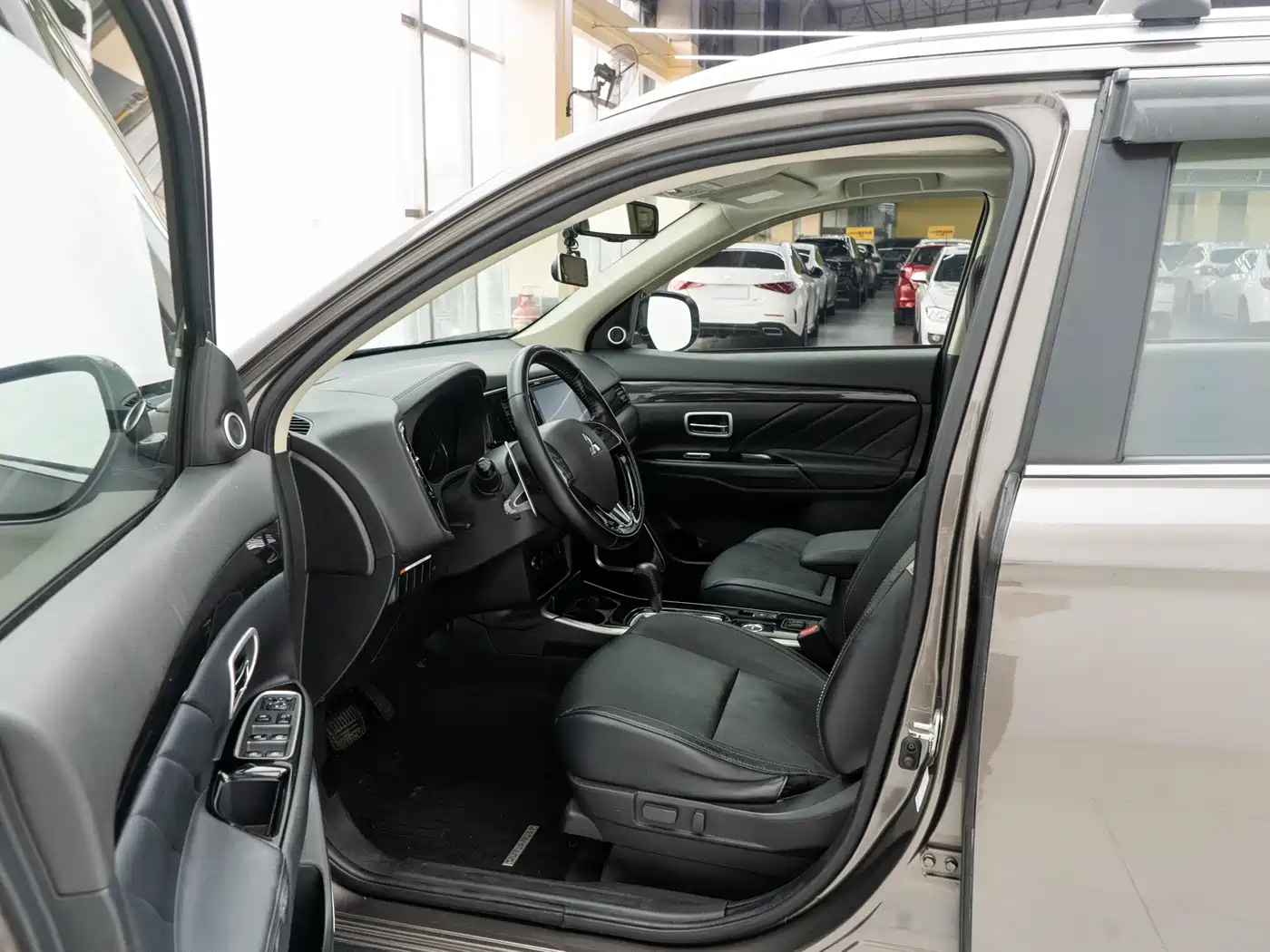 Mitsubishi Outlander 2019 2.4L 4WD Deluxe Edition 7-Seater China VI фото 6