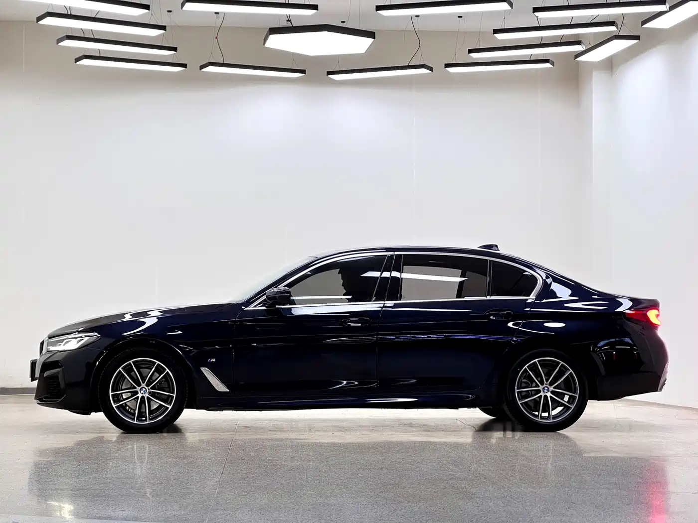 BMW 5 Series 2022 525Li M Sport Package фото 7