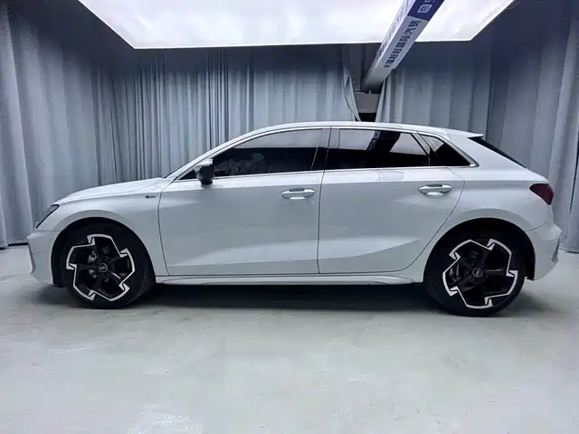 Audi A3 2023 Facelift Sportback 35 TFSI Luxury Sport — фото 4