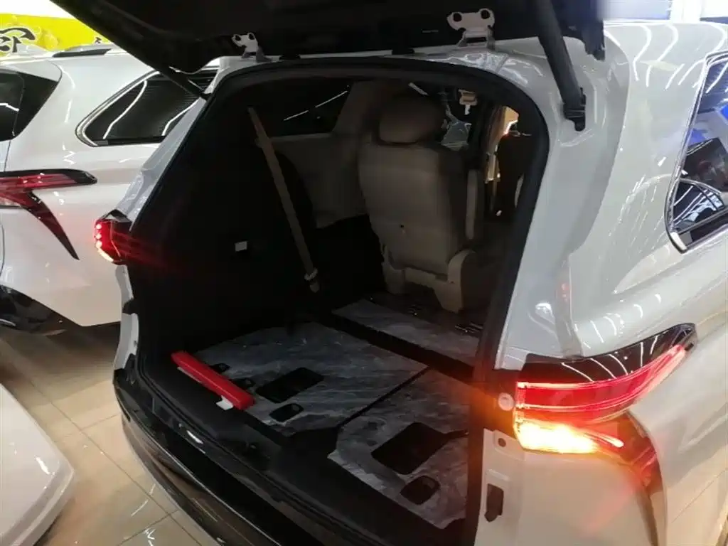 Toyota Sienna 2023 2.5L Hybrid Premium Edition фото 19