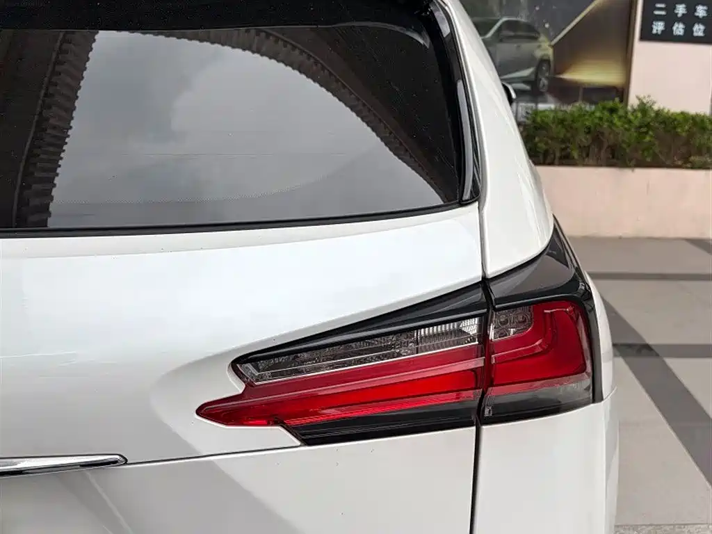 Фото 11 - Lexus NX