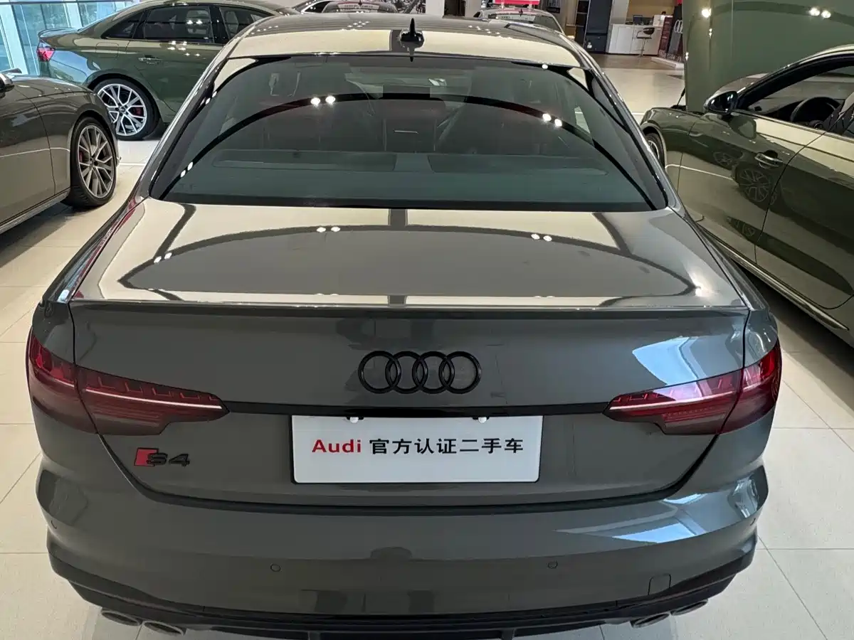 Photo 5 - Audi S4