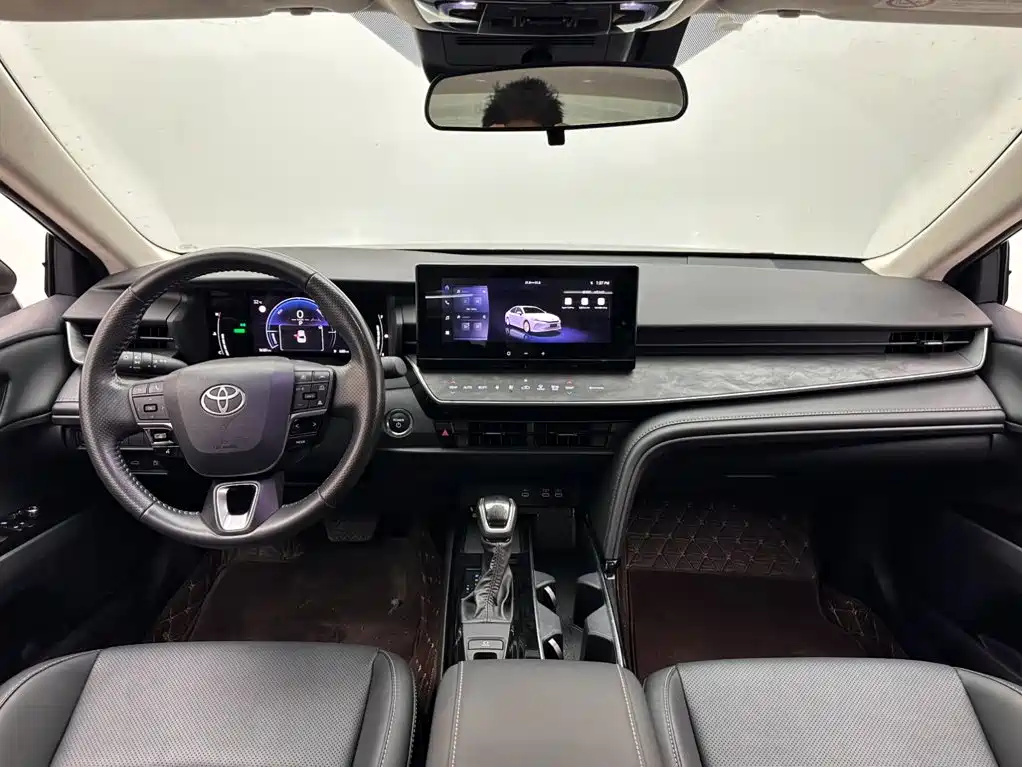 Фото 10 - Toyota Camry