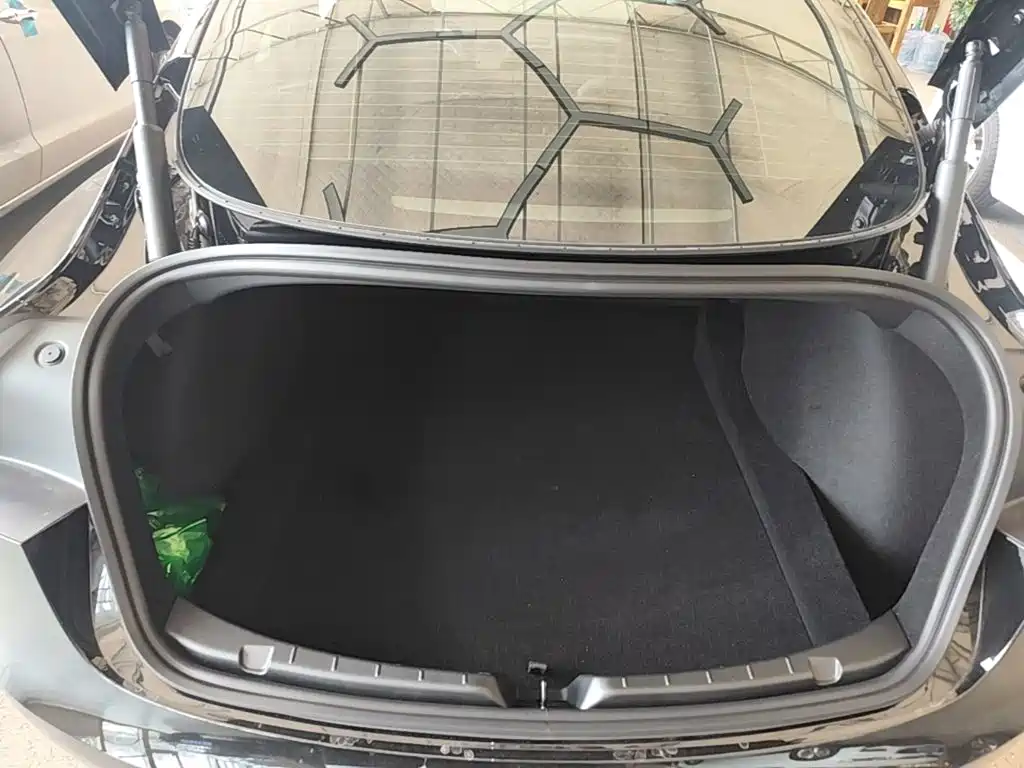 Tesla Model 3 2026 2025 Model Year Facelift Rear-Wheel Drive