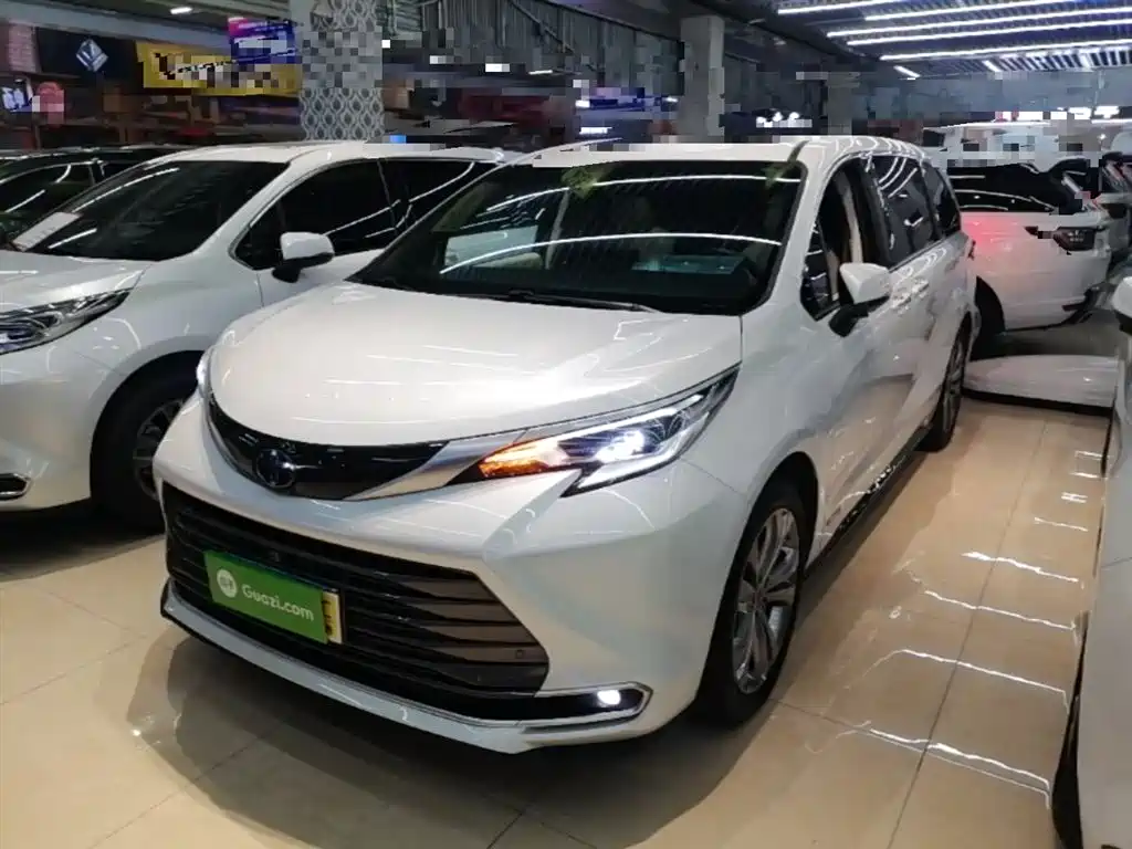 Toyota Sienna 2023 2.5L Hybrid Premium Edition фото 2