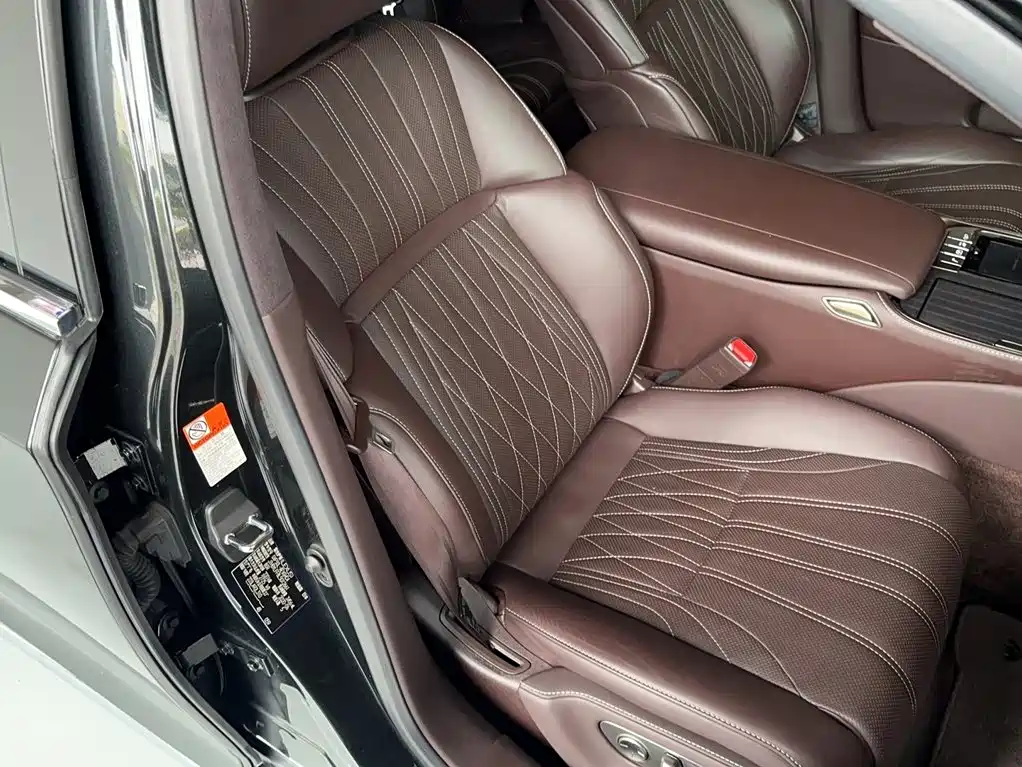 Фото 19 - Lexus LS