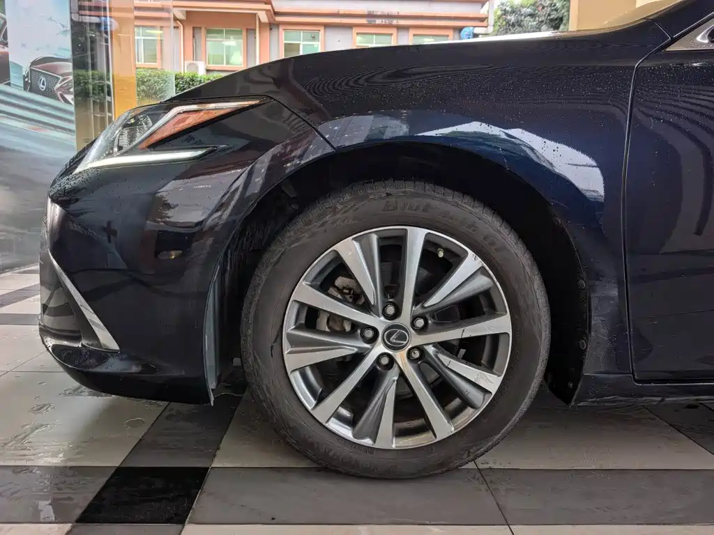 Фото 9 - Lexus ES