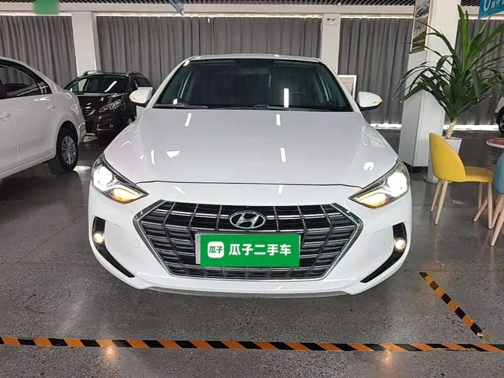 Photo 3 - Hyundai Elantra