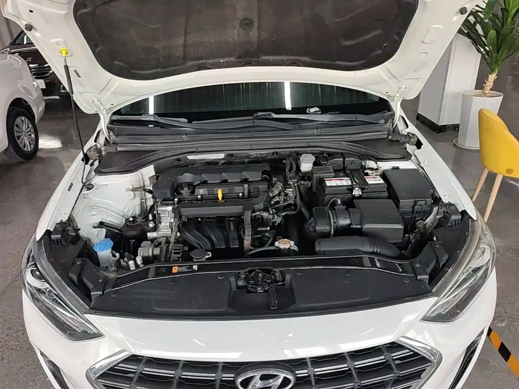 Photo 16 - Hyundai Elantra