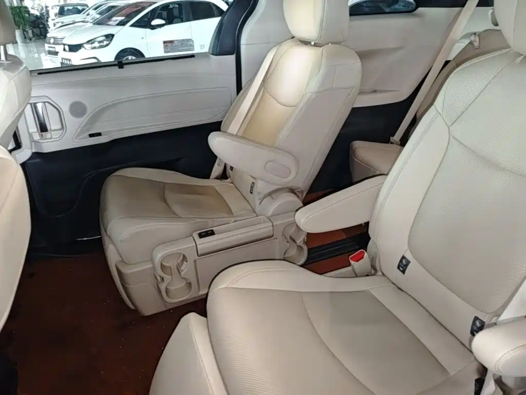 Toyota Granvia 2023 2022 2.5L Hybrid Noble Edition
