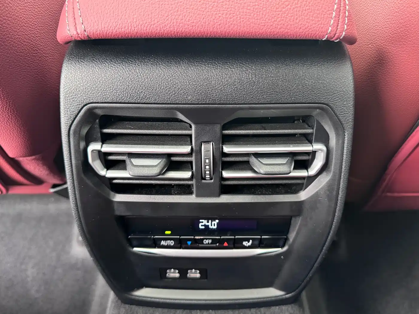 BMW 3 Series 2025 330i M Sport Night Edition фото 16