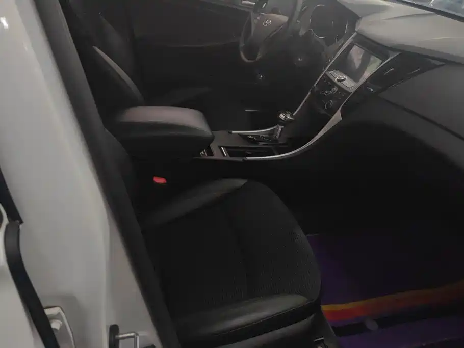 Photo 8 - Hyundai Sonata