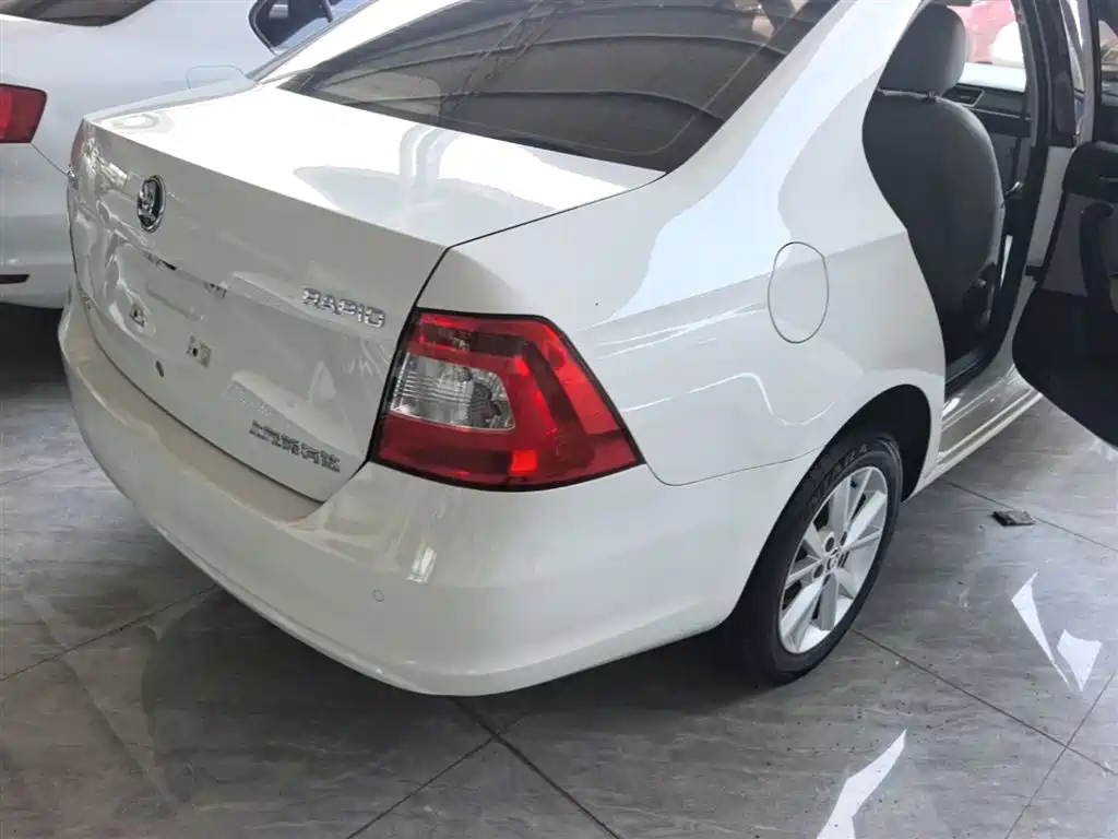 Škoda Rapid 2016 1.6L Automatic Pioneer Edition фото 7