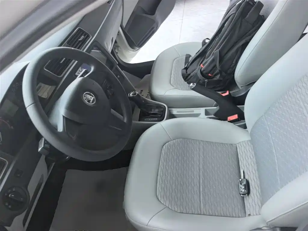 Škoda Rapid 2016 1.6L Automatic Pioneer Edition фото 15