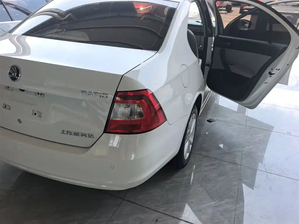 Škoda Rapid 2016 1.6L Automatic Pioneer Edition фото 8
