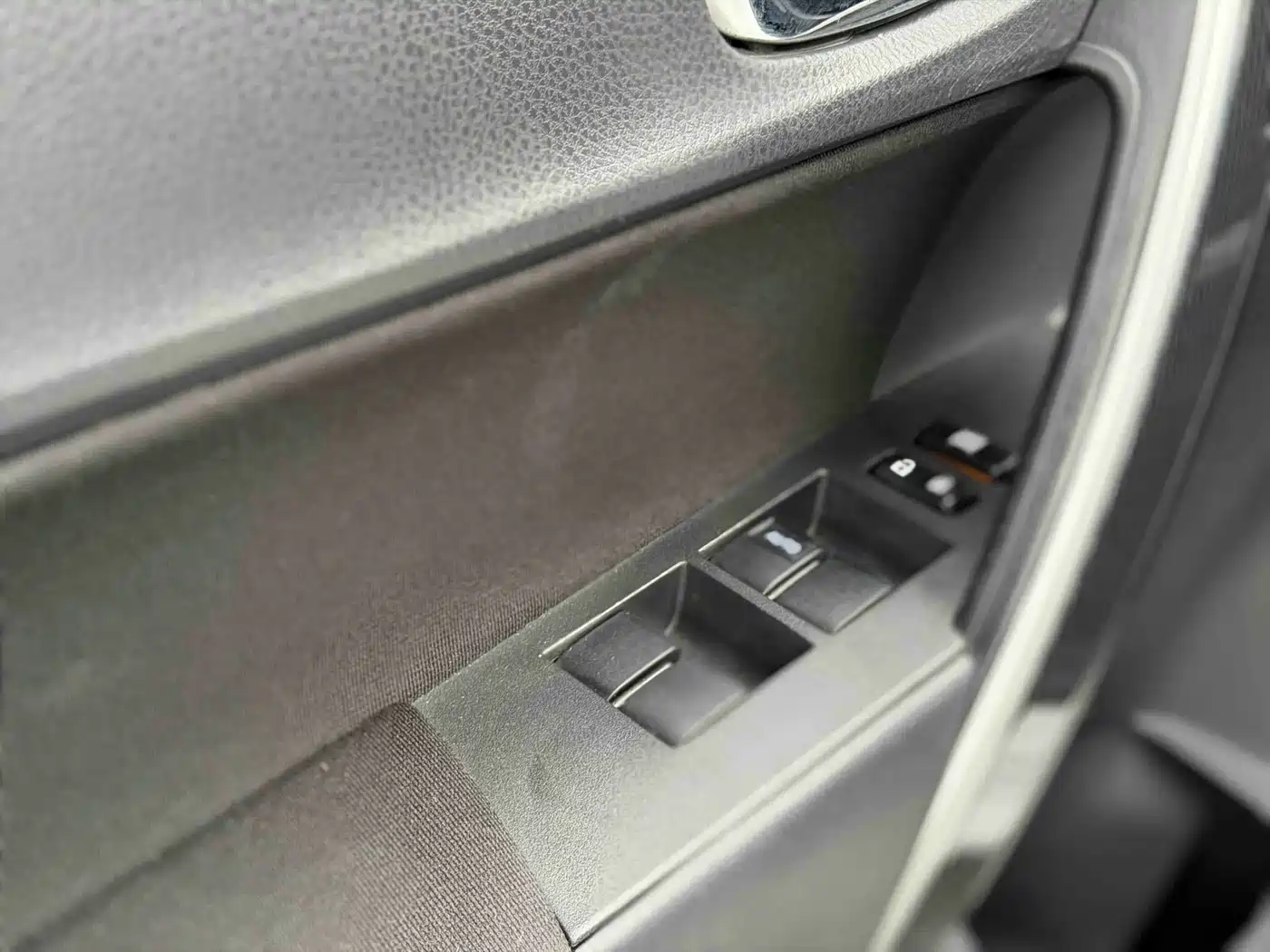 Toyota Corolla 2014 1.6L CVT GL-i фото 6