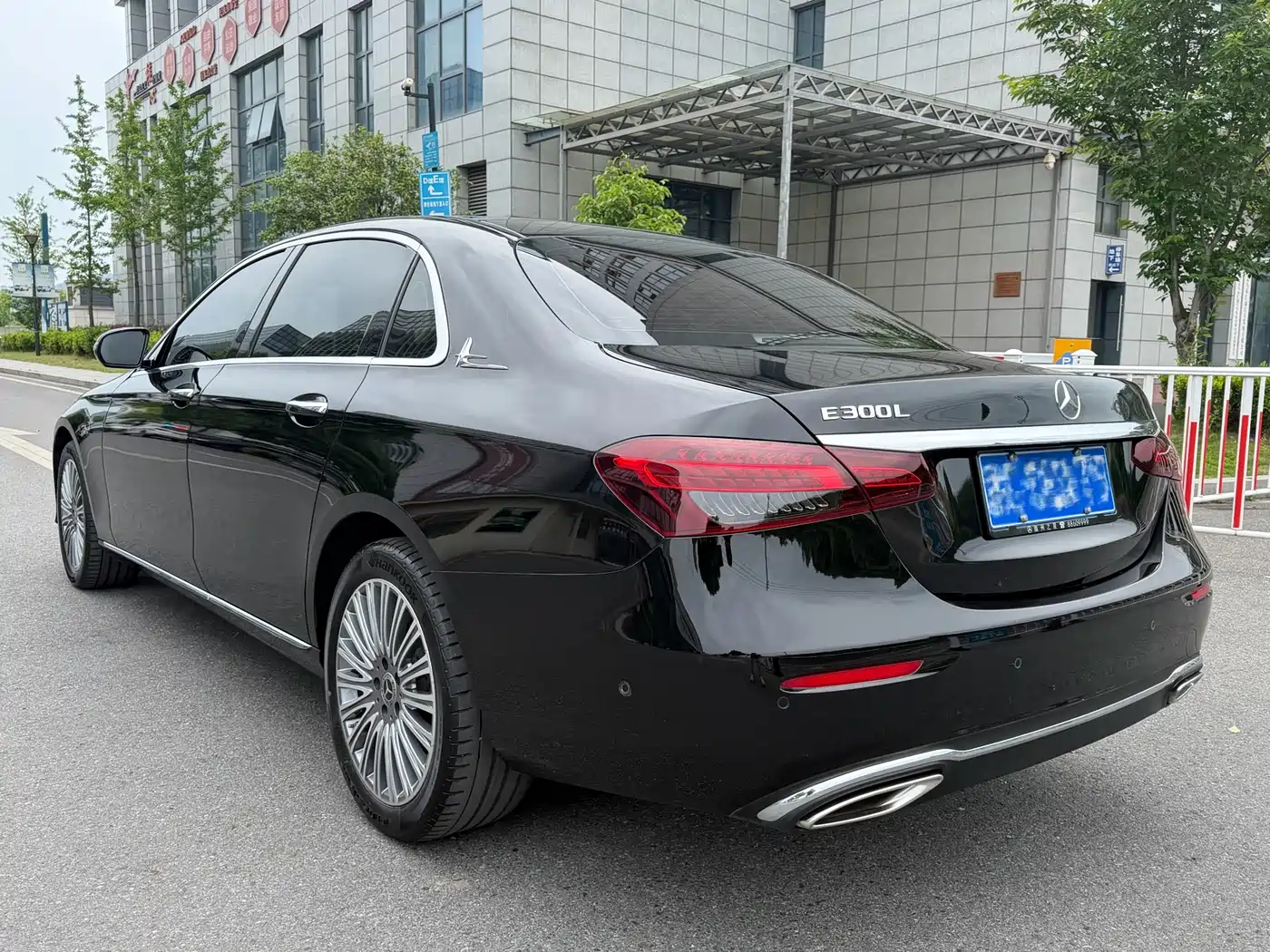 Mercedes-Benz E-Class 2023 E 300 L Fashion фото 4