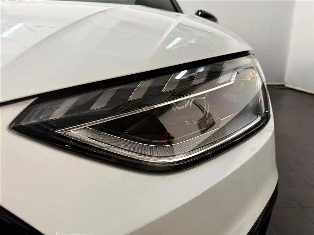 Photo 6 - Audi A4L