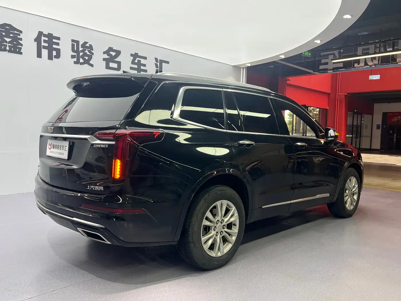 CADILLAC XT6