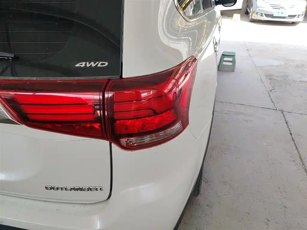 MITSUBISHI OUTLANDER