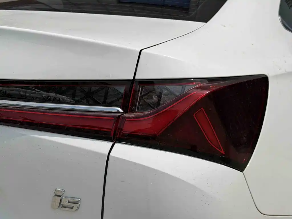 Фото 12 - Roewe i5
