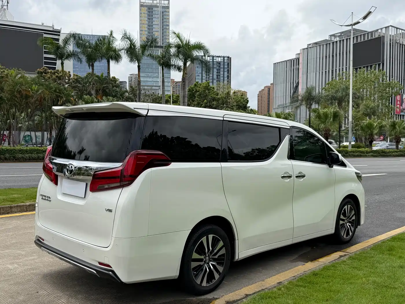 Toyota Alphard 2018 Facelift 3.5L Luxury Edition фото 4