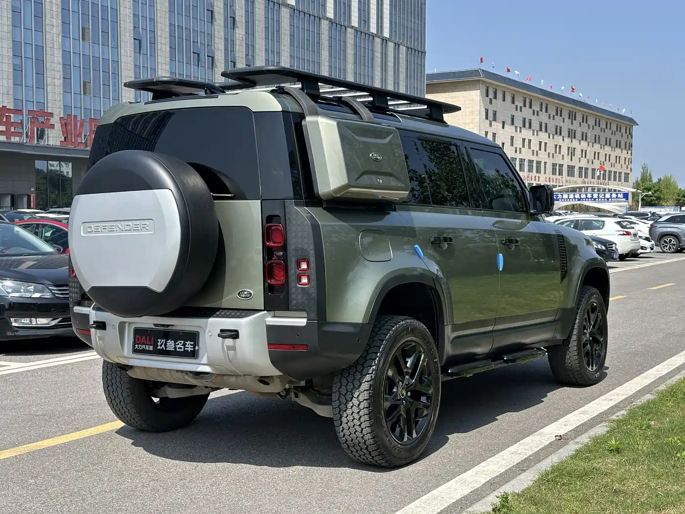 Land Rover Defender 2021 110 P400 Dark Special Edition фото 6