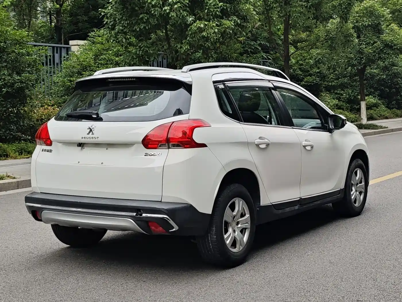 Peugeot 2008 2015 1.6L Automatic Cool Edition фото 5