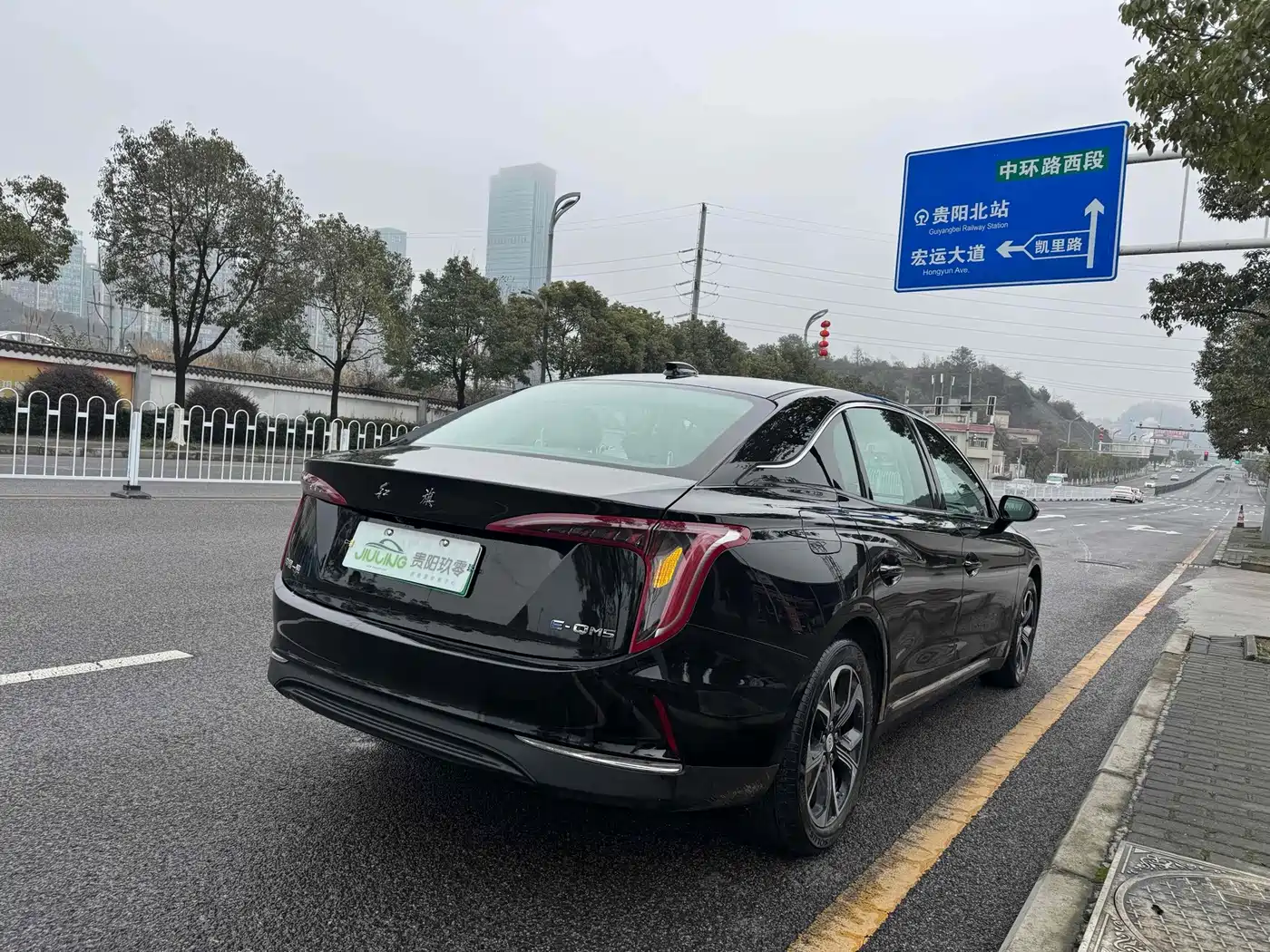 Фото 4 - Hongqi E-QM5