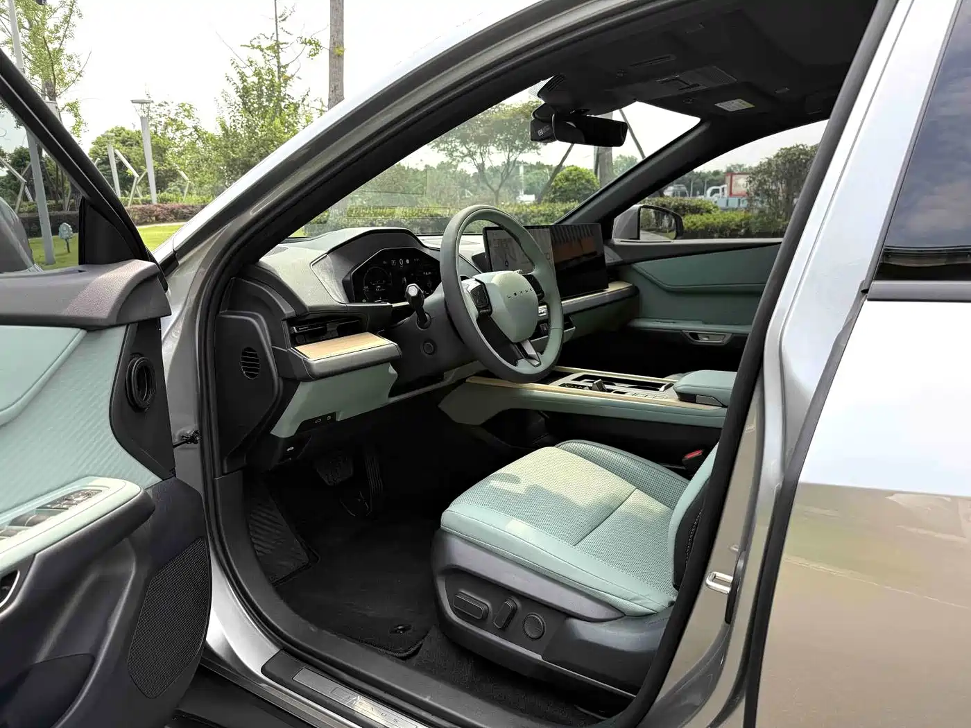 Lexus ES 2026 2025 Model 300h Base Version