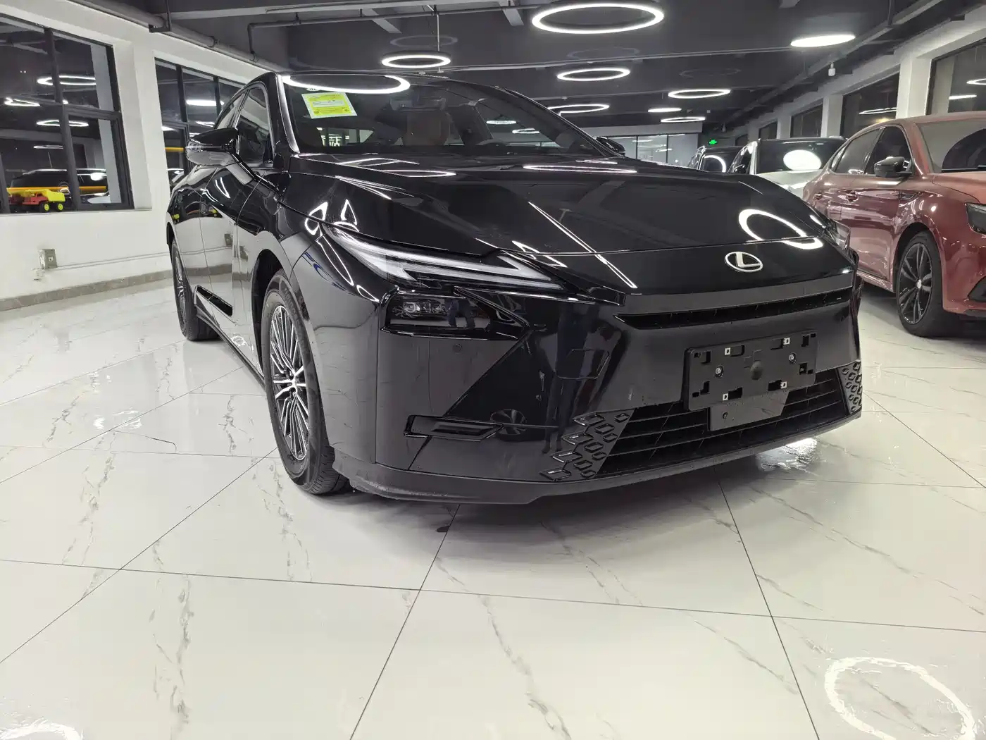 Lexus ES 2025 Model 300h Base Version фото 3
