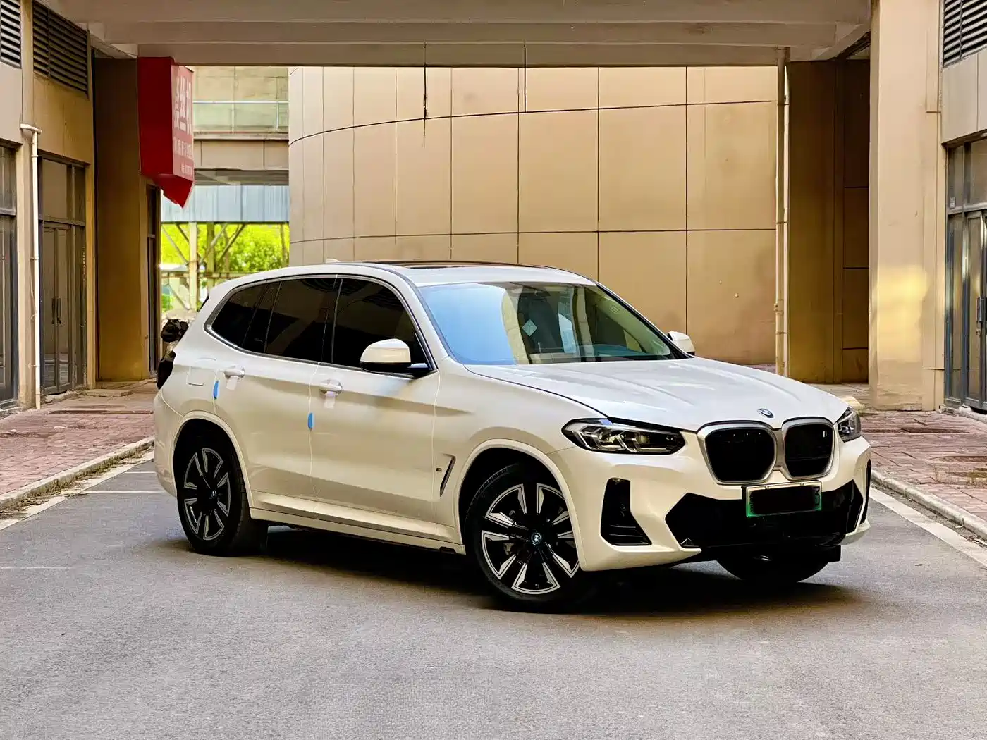BMW iX3 2024 Leading Edition фото 3