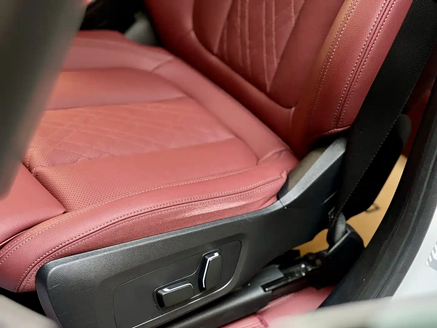 BMW iX3 2024 Leading Edition фото 8