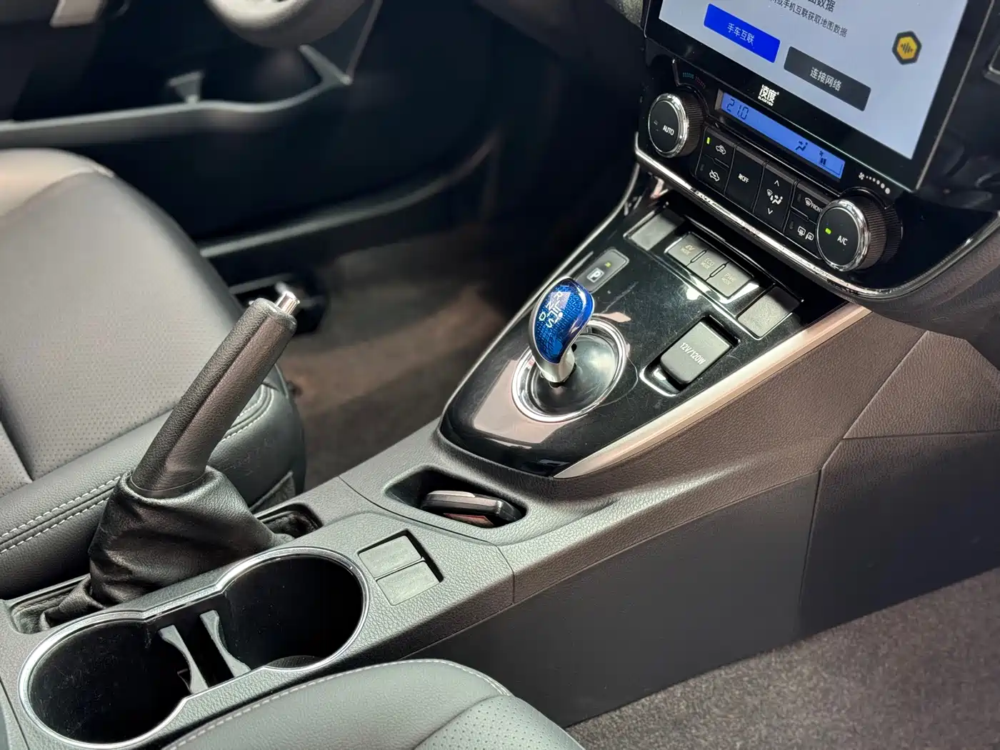 Toyota Corolla 2016 Dual Hybrid 1.8L E-CVT Pioneer Edition фото 16