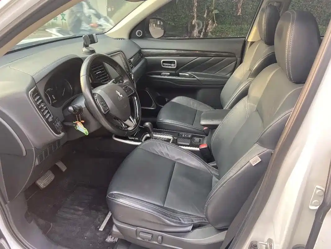Фото 3 - Mitsubishi Outlander