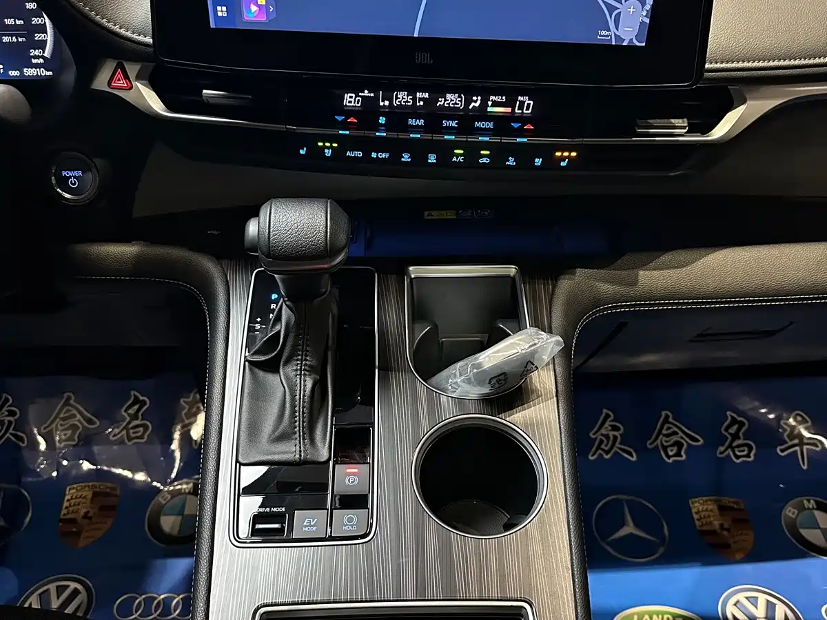Toyota Granvia 2023 2022 Model Year 2.5L Hybrid Flagship Edition
