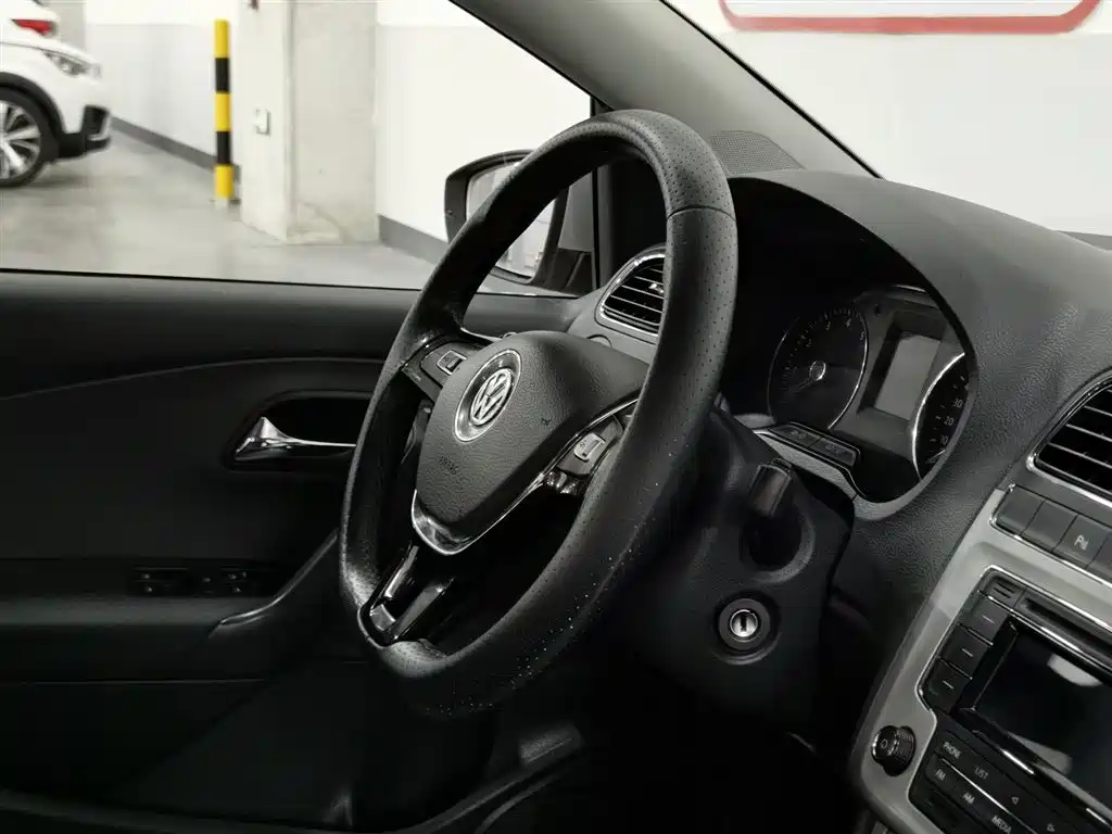 Volkswagen Polo 2016 1.6L Cross Polo Automatic фото 22