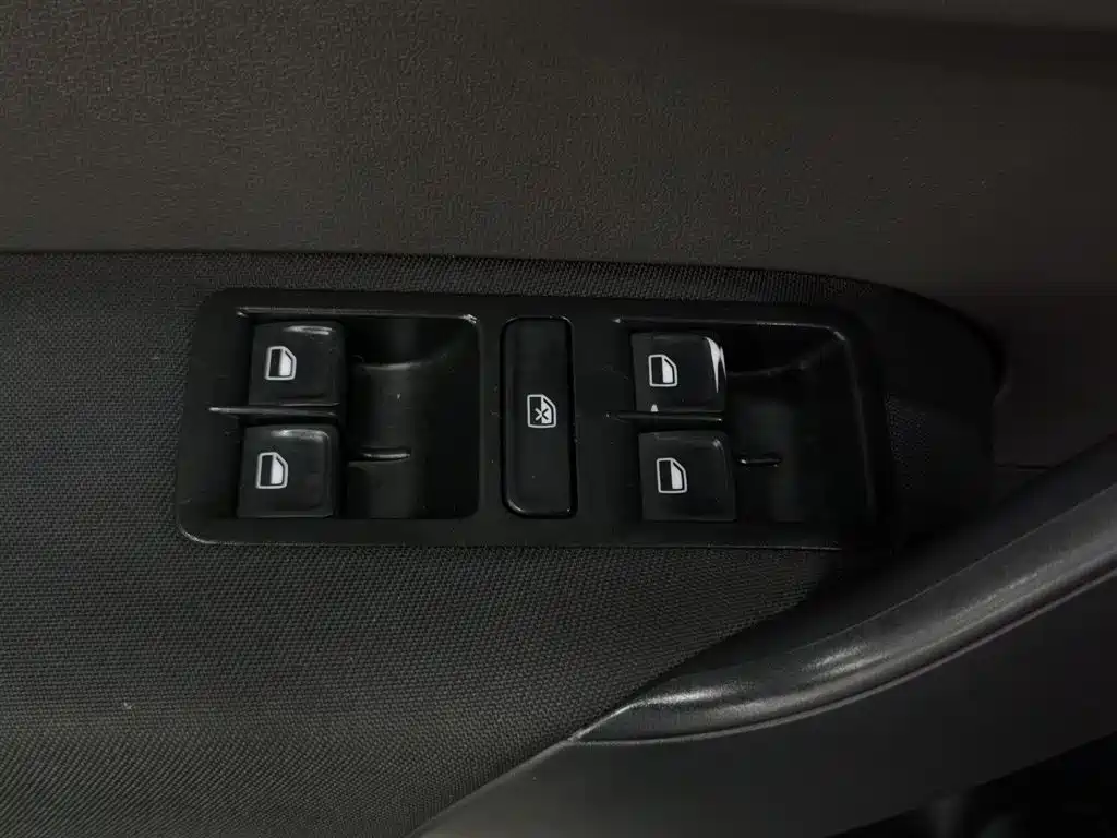 Volkswagen Polo 2016 1.6L Cross Polo Automatic фото 9